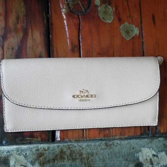 Coach Handbags - Lightly Used Leather Coach Wallet
